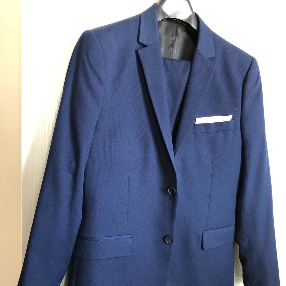 H&M suit: jacket 40R/pants 34R